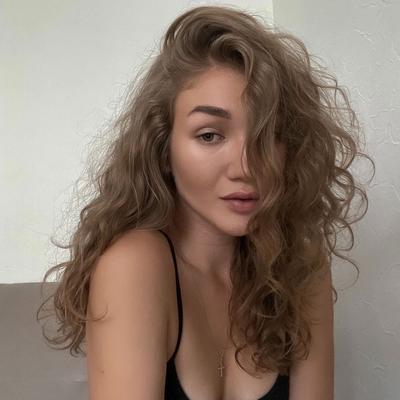 Portrait of creator curly.rita