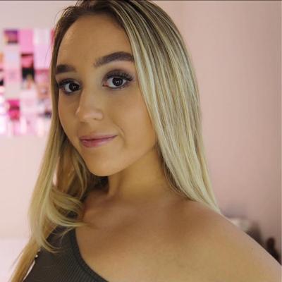 Portrait of creator meamakeupp