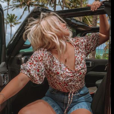 Portrait of creator prettyliltraveler