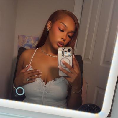 Portrait of creator lovegoldenxo