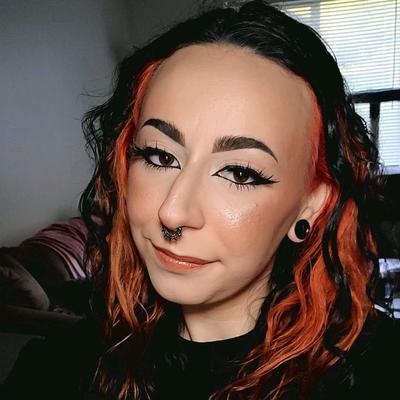 Portrait of creator krystallaflair