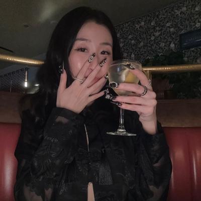 Portrait of creator honeysdiary