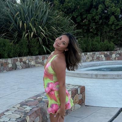 Portrait of creator mariahnieves1