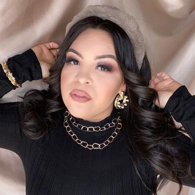 Portrait of creator hairandmakeupbyerika_