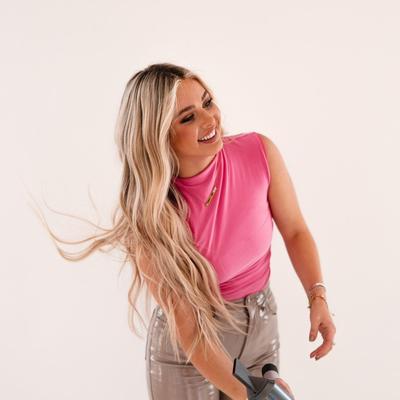 Portrait of creator blushbyelizabeth