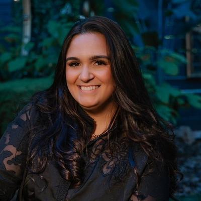 Portrait of creator sariasartistry