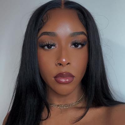 Portrait of creator jolie_davi