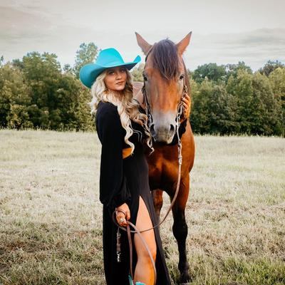 Portrait of creator blondevaquera