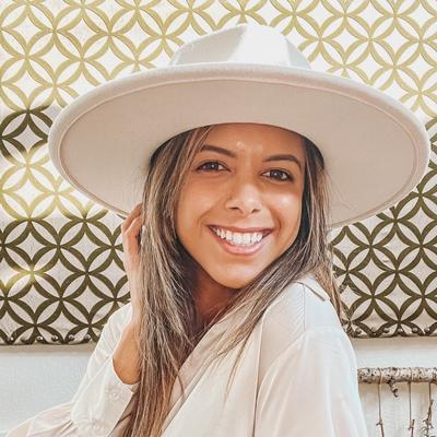 Portrait of creator caitlinsmodernlife