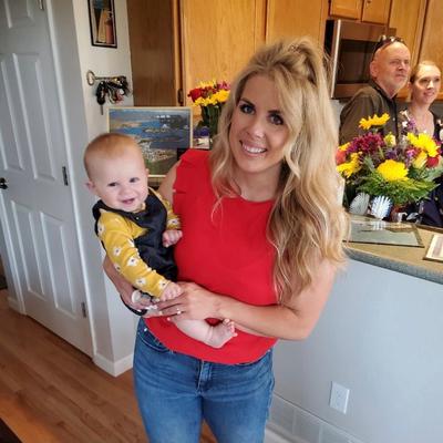 Portrait of creator .themomnextdoor