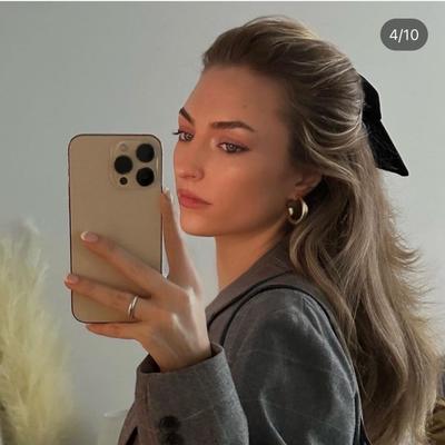 Portrait of creator itssarahschmitt