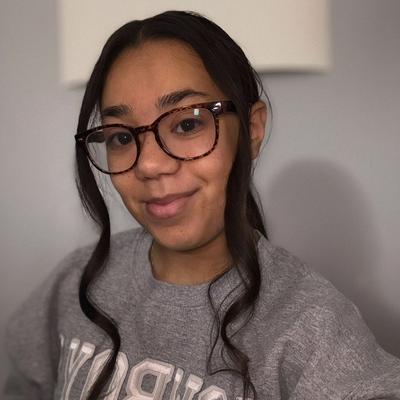 Portrait of creator cloebennett