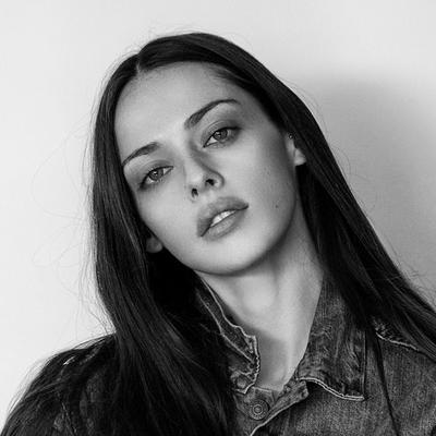 Portrait of creator charlotteljane