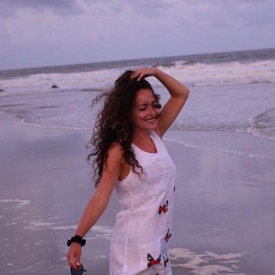 Portrait of creator oliviaisoutofoffice