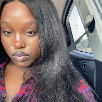 Portrait of creator esperanzzaaaa_