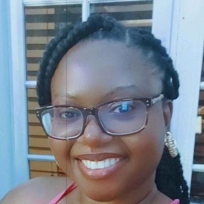 Portrait of creator curlsbykarine