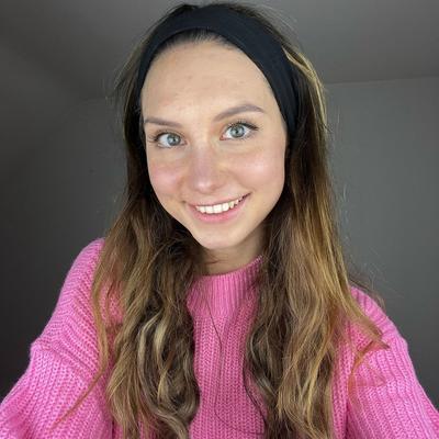 Portrait of creator itsevelyncharly