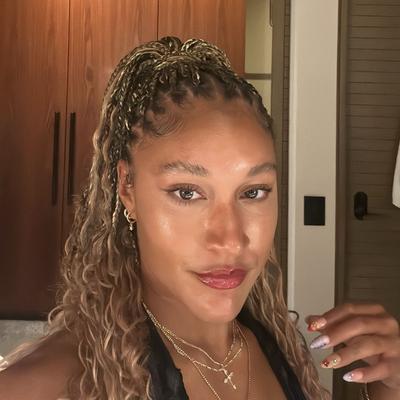 Portrait of creator elysebenn