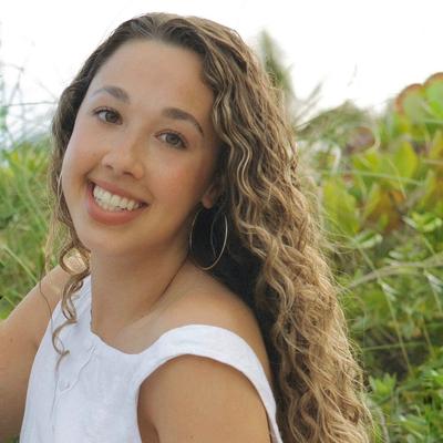 Portrait of creator lizzmmyy_