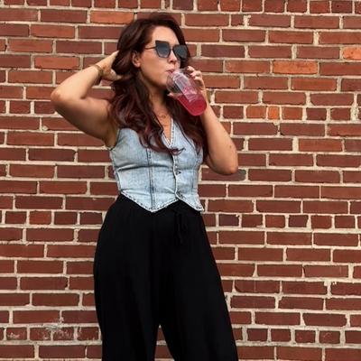 Portrait of creator jenniferparramore