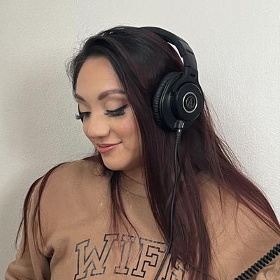 Portrait of creator jennifercroweee