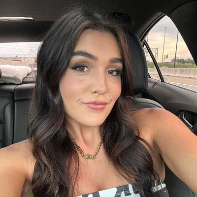 Portrait of creator sierraschilt