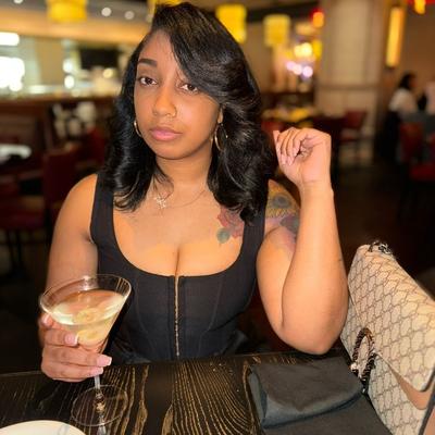 Portrait of creator ashley_tania