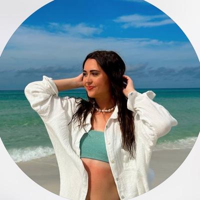 Portrait of creator mandyrozeee6