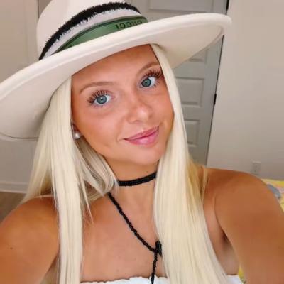 Portrait of creator shaylabelle4